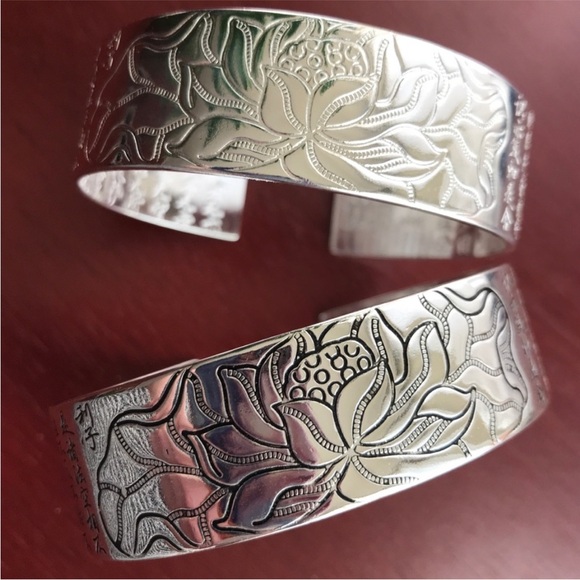 Lotus unisex wide cuff Silver bracelet - Picture 2 of 6
